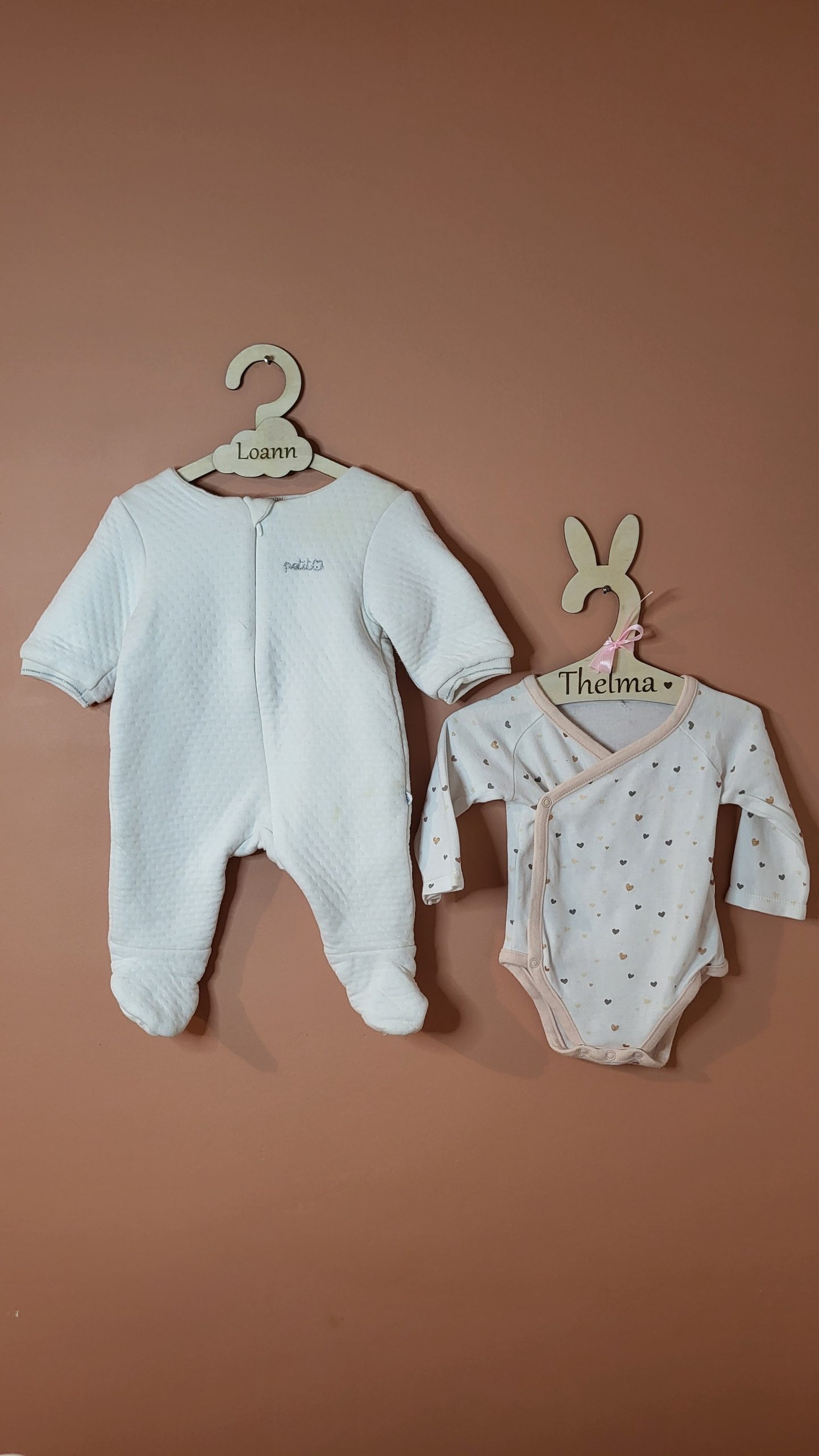 Cintre-bois-personnalisé-bébé