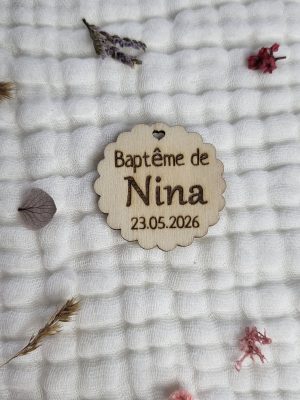 Petite médaille en bois pour baptême